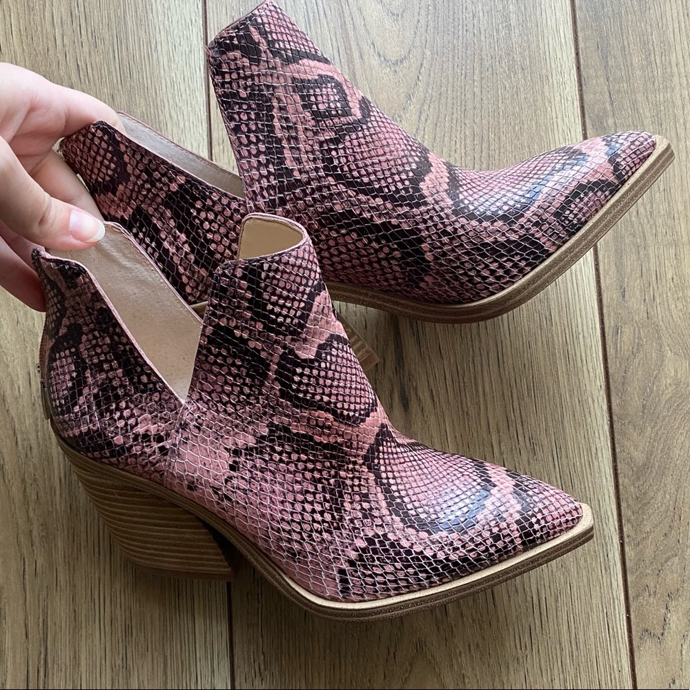 vince camuto gigietta block heel bootie